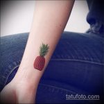 Izvorni primjer gotove tetovaže ananasa - crtež je prikladan za tetovažu ananasa na donjem dijelu leđa