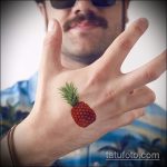 Zanimljiva verzija primijenjene tetovaže ananasa - crtež je prikladan za tetovažu ananasa u akvarelu