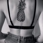 Cool verzija postojeće tetovaže s ananasom - crtež je pogodan za tetovažu ananasa u akvarelu