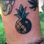 Sjajan primjer postojeće tetovaže ananasa - crtež je prikladan za tetovažu ananasa na bedru