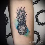 Izvorna verzija primijenjene tetovaže ananasa - crtež je prikladan za tetovažu ananasa na bedru