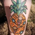 Cool verzija postojeće tetovaže ananasa - crtež je prikladan za tetovažu ananasa na bedru