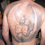 A tetovált angyal és démon hűvös változata - a rajz alkalmas angyal és démon tetováláshoz a csuklón