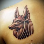 Az elvégzett Anubis tetoválás klassz változata - a rajz alkalmas Anubis tetoválásra súlyokkal