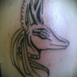 Egy érdekes példa a kész Anubis tetoválásra - a rajz alkalmas Anubis tetováláshoz mérleggel
