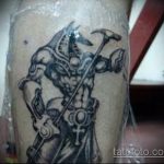 A kivitelezett Anubis tetoválás hűvös változata - a rajz alkalmas anubis tetoválásra a lábán