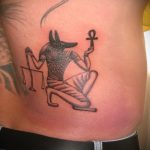 A tetovált Anubis hűvös változata - a rajz alkalmas anubis tetoválásra a nyakon