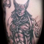 Jó példa egy meglévő Anubis tetoválásra - a rajz alkalmas a karon lévő anubis tetoválás fényképéhez