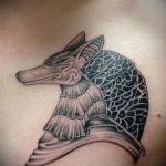 Egy érdekes példa a kész Anubis tetoválásra - a rajz alkalmas Anubis tetováláshoz mérleggel