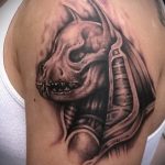 Az Anubis tetoválás remek példája - a rajz alkalmas Anubis tetoválásra a vállán