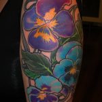 A kész árvácska tetoválás klassz példája - a rajz alkalmas árvácska virág tetoválására