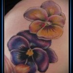 Jó példa az árvácska tetoválására - a rajz alkalmas pillangós árvácskás tetoválásra