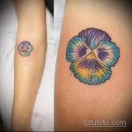 Jó példa egy meglévő árvácska tetoválásra - a rajz alkalmas árvácska virág tetoválására