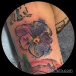 Eredeti példa egy kész árvácska tetoválásra - a rajz árvácska és pillangó tetováláshoz alkalmas