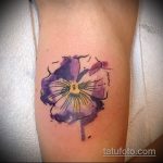 Az alkalmazott árvácska tetoválás egyedi változata - a rajz alkalmas a karon lévő árvácska tetoválására