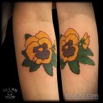 Az alkalmazott árvácska tetoválás eredeti változata - a rajz alkalmas a karon lévő árvácska tetoválásra