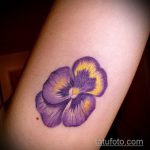 Jó példa az árvácska tetoválására - a rajz alkalmas árvácskás tetoválásra a lábán