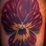 A kész árvácska tetoválás hűvös változata - a rajz alkalmas a karon lévő árvácskás tetováláshoz