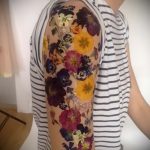 A kivitelezett árvácska tetoválás hűvös változata - a rajz alkalmas akvarell árvácskás tetováláshoz