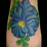 A kész árvácska tetoválás tesztverziója - a rajz alkalmas a karon lévő árvácskás tetováláshoz