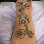 Eredeti példa egy elkészült árvácska tetoválásra - a rajz árvácska virág tetováláshoz alkalmas