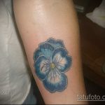 Az alkalmazott árvácska tetoválás hűvös változata - a rajz alkalmas árvácska virág tetoválására