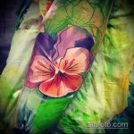 Egy érdekes példa egy kivitelezett árvácska tetoválásra - a rajz alkalmas akvarell árvácska tetoválásra