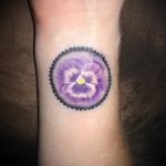 A kész árvácska tetoválás egyedi változata - a rajz árvácska virág tetováláshoz alkalmas