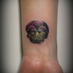 A meglévő árvácska tetoválás menő változata - a rajz árvácska virág tetováláshoz alkalmas