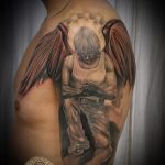 Érdekes példa egy meglévő tetoválásra Mihály arkangyal - a rajz alkalmas Mihály arkangyal kardos tetoválására