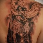 A kivitelezett tetoválás menő változata Mihály arkangyal - a rajz alkalmas Mihály arkangyal tetoválására a karon