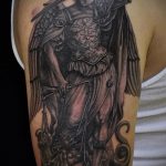 Egyedi példa a tetovált Mihály arkangyalra - a rajz alkalmas a hátán lévő Mihály arkangyal tetoválására