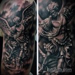 A kivitelezett tetoválás hűvös változata Mihály arkangyal - a rajz alkalmas a tetoválásra Mihály arkangyal felirat