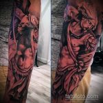 Egy remek példa egy meglévő tetoválásra Mihály arkangyal - a rajz alkalmas Mihály arkangyal kardos tetoválására