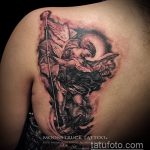 Jó példa a tetovált Mihály arkangyalra - a rajz alkalmas Mihály arkangyal kardos tetoválására