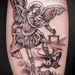 A kész tetoválás hűvös változata Mihály arkangyal - a rajz alkalmas tetoválásra Mihály arkangyal felirat