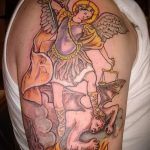 Példa egy meglévő tetoválásra Mihály arkangyal - a rajz alkalmas Mihály arkangyal tetoválására a vállán