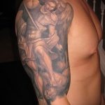 Jó példa a tetovált Mihály arkangyalra - a rajz alkalmas Mihály arkangyal kardos tetoválására