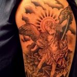 A kész tetoválás érdekes változata Mihály arkangyal - a rajz alkalmas Mihály arkangyal tetoválására a zónán