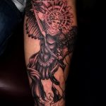 Példa egy meglévő tetoválásra Mihály arkangyal - a rajz alkalmas Mihály arkangyal tetoválására a karon