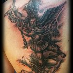 Jó példa egy meglévő tetoválásra Mihály arkangyal - a rajz alkalmas Mihály arkangyal pajzsos tetoválására