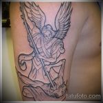A meglévő tetoválás érdekes változata Mihály arkangyal - a rajz alkalmas Mihály arkangyal tetoválására az oldalán