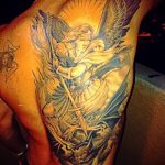 Jó példa egy meglévő tetoválásra Mihály arkangyal - a rajz alkalmas Mihály arkangyal tetoválására a vállán