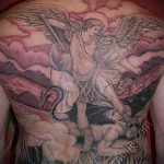 A tetovált Mihály arkangyal érdekes változata - a rajz alkalmas Mihály arkangyal tetoválására a hátoldalon