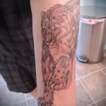 fotó a leopárd tetoválásról # 992 - a minta hűvös változata, amely sikeresen használható átalakítására és leopárdtetoválásként történő alkalmazására a karon