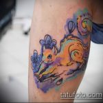 A mókus tetoválásának hűvös változata - a rajz alkalmas egy fényképre, amelyen egy tetovált mókus lovagol taxiban