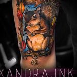 A mókus tetoválás remek példája - a rajz alkalmas a tetováló mókus taxiban való fényképezésére