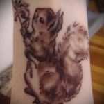 Egy egyedülálló példa a meglévő mókus tetoválás - a rajz alkalmas a fénykép tetoválás mókus kattint dió