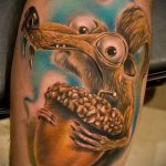 A mókus kivitelezett tetoválásának hűvös változata - a rajz alkalmas egy mókus és egy nyíl tetoválásának fényképére