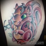 A mókus alkalmazott tetoválásának egyedi változata - a rajz alkalmas tetováló mókus akvarellhez